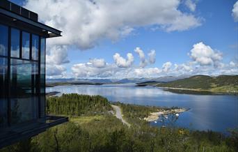 Utsikt fra terrassen på Hardangervidda Nasjonalparksenter til møsvatn