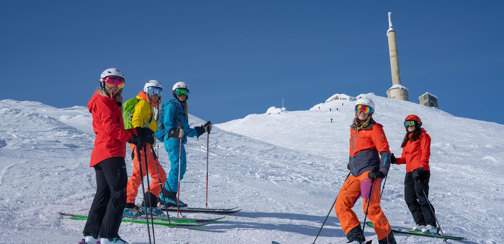 Girls skiing from Gaustatoppen