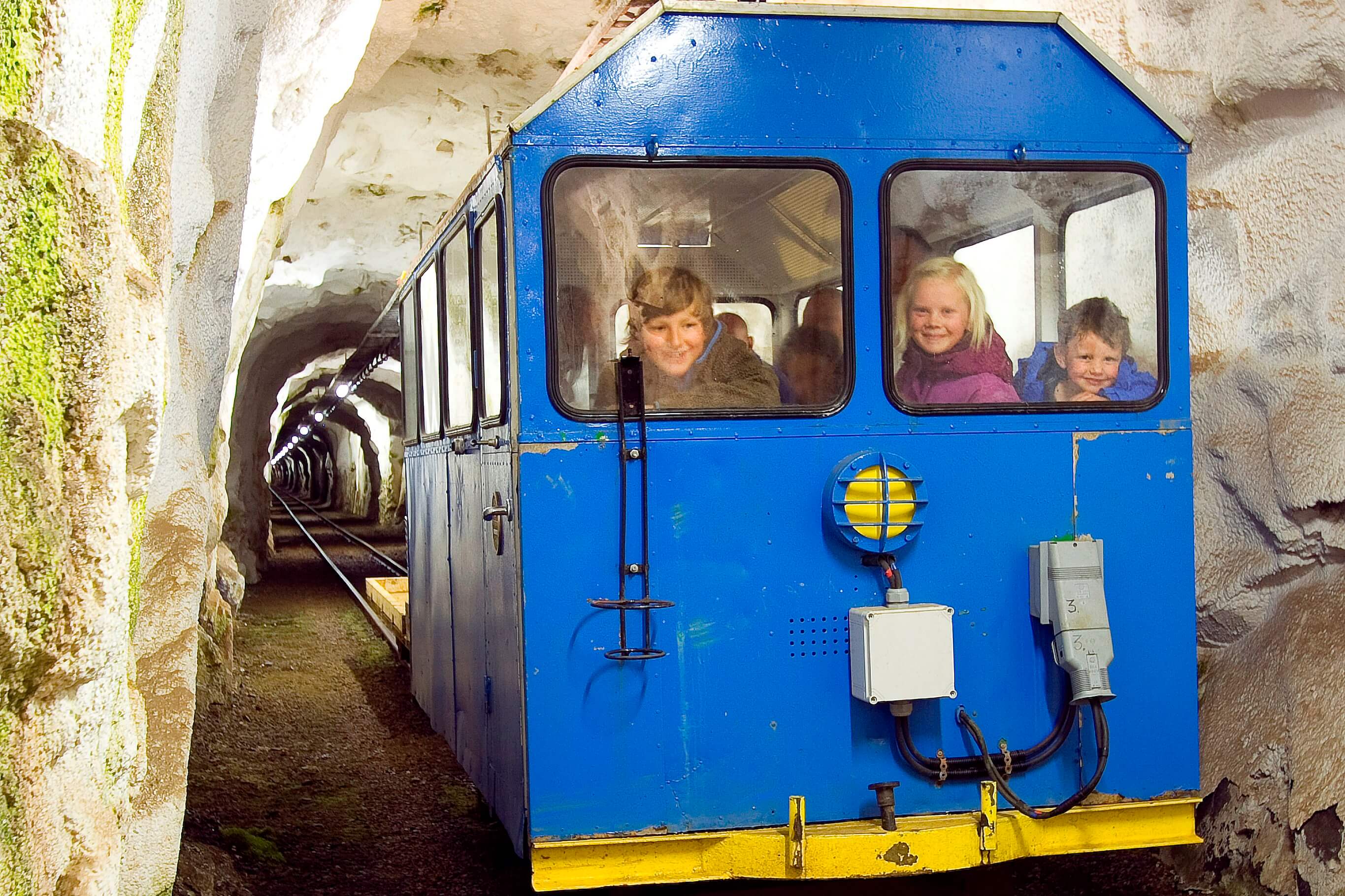 Gaustabanen er en bane som går inne i en tunnel i selve Gaustatoppen. Gaustabanen er morsom for barn