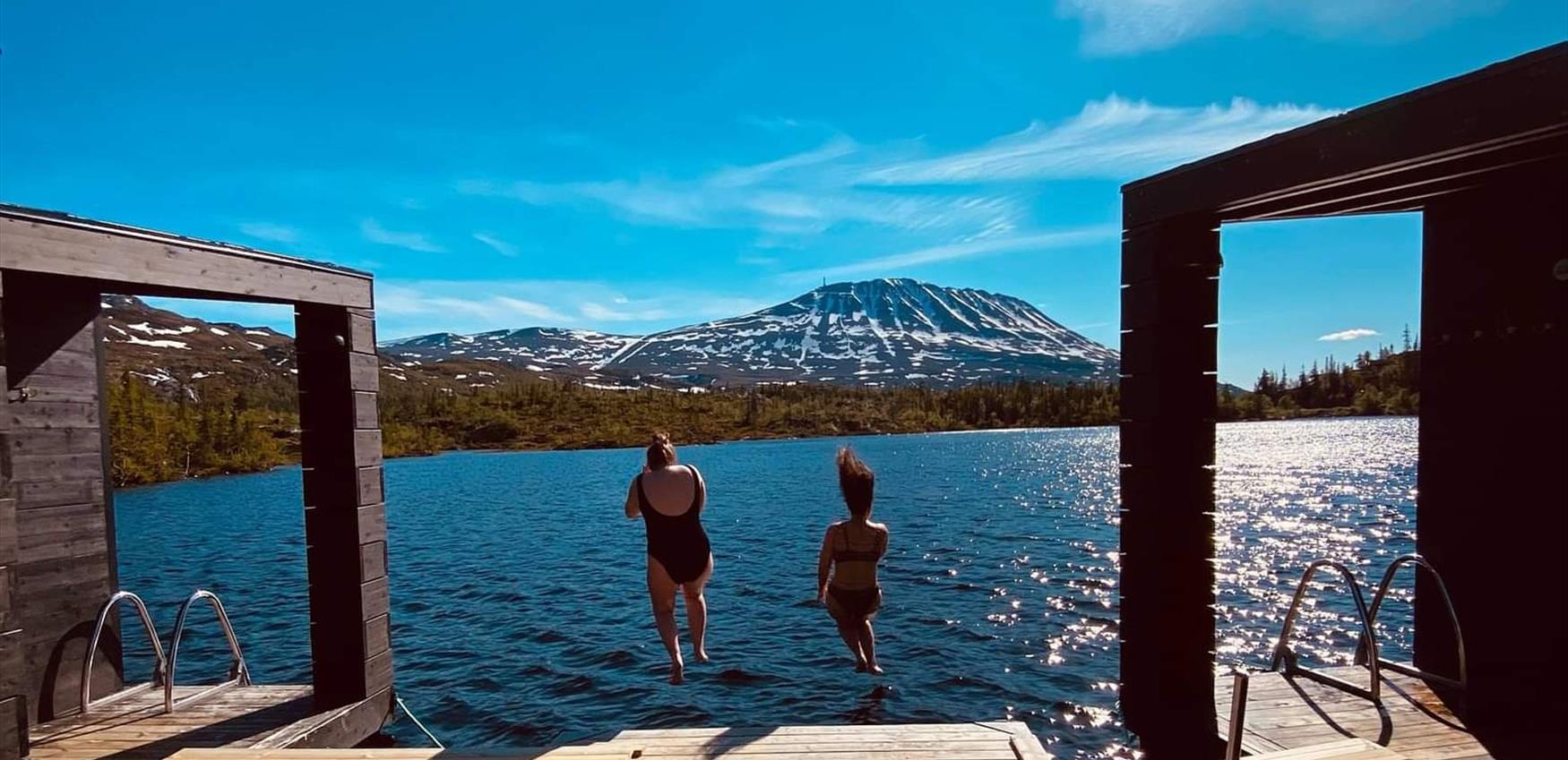 Flytende badstuer på Gausta jenter som hopper