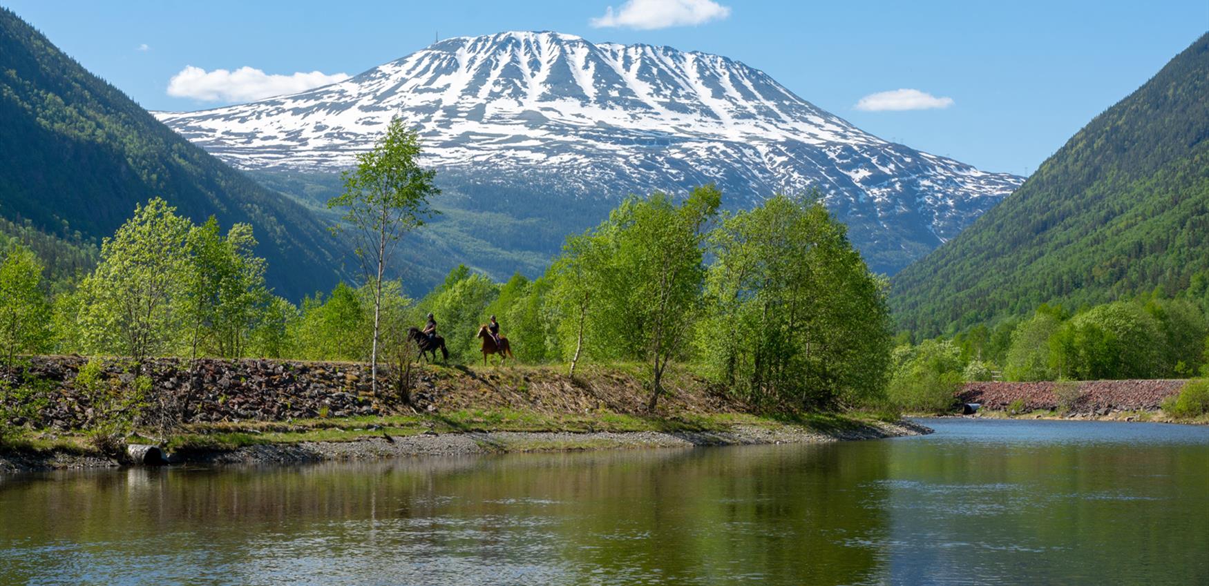 Gaustatoppen sett fra Miland. Snøsmelting.