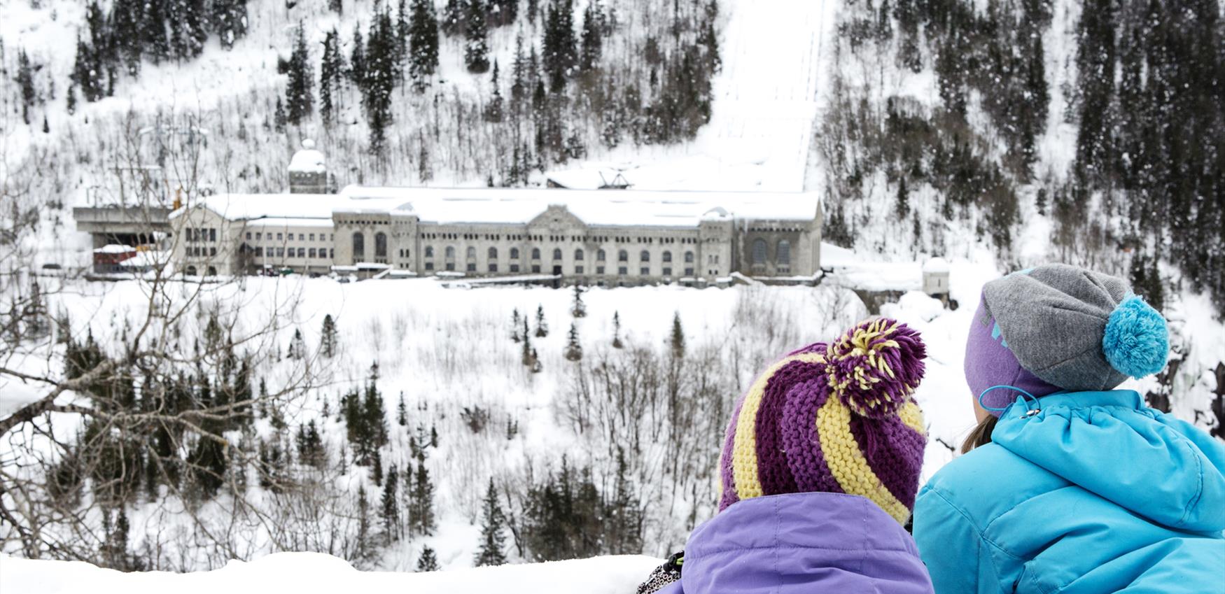 Vinter Vemork Nora og Mari ser på Vemork