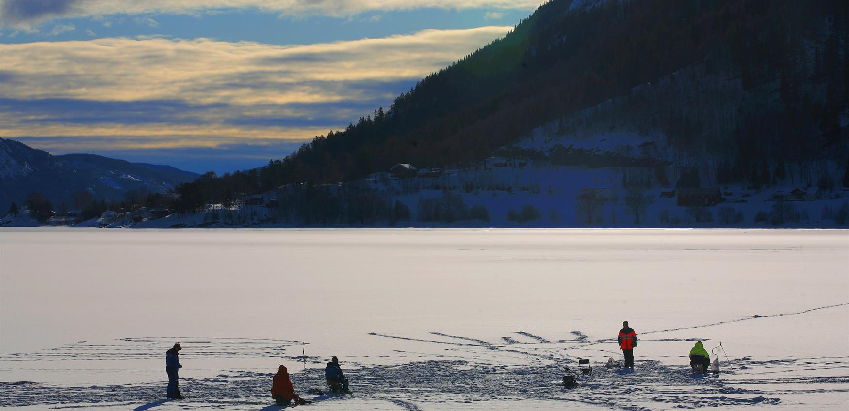 På Rjukan finner du noen innsjøer som er svært egent for isfiske. Møsvatn er spesielt kjent for gode isfiske forhold. Ørret og røye kan fås her.
