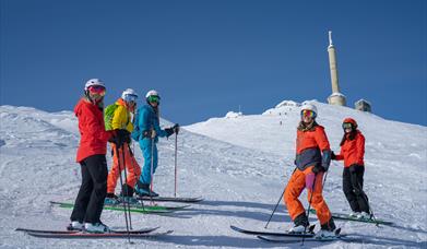 Vinter jentegjeng ski fra Gaustatoppen