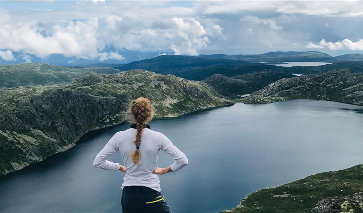 jente som står på Toreskyrkja