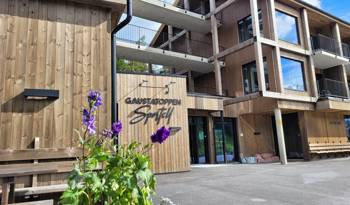 inngangen og fasaden til Gaustatoppen Sportell