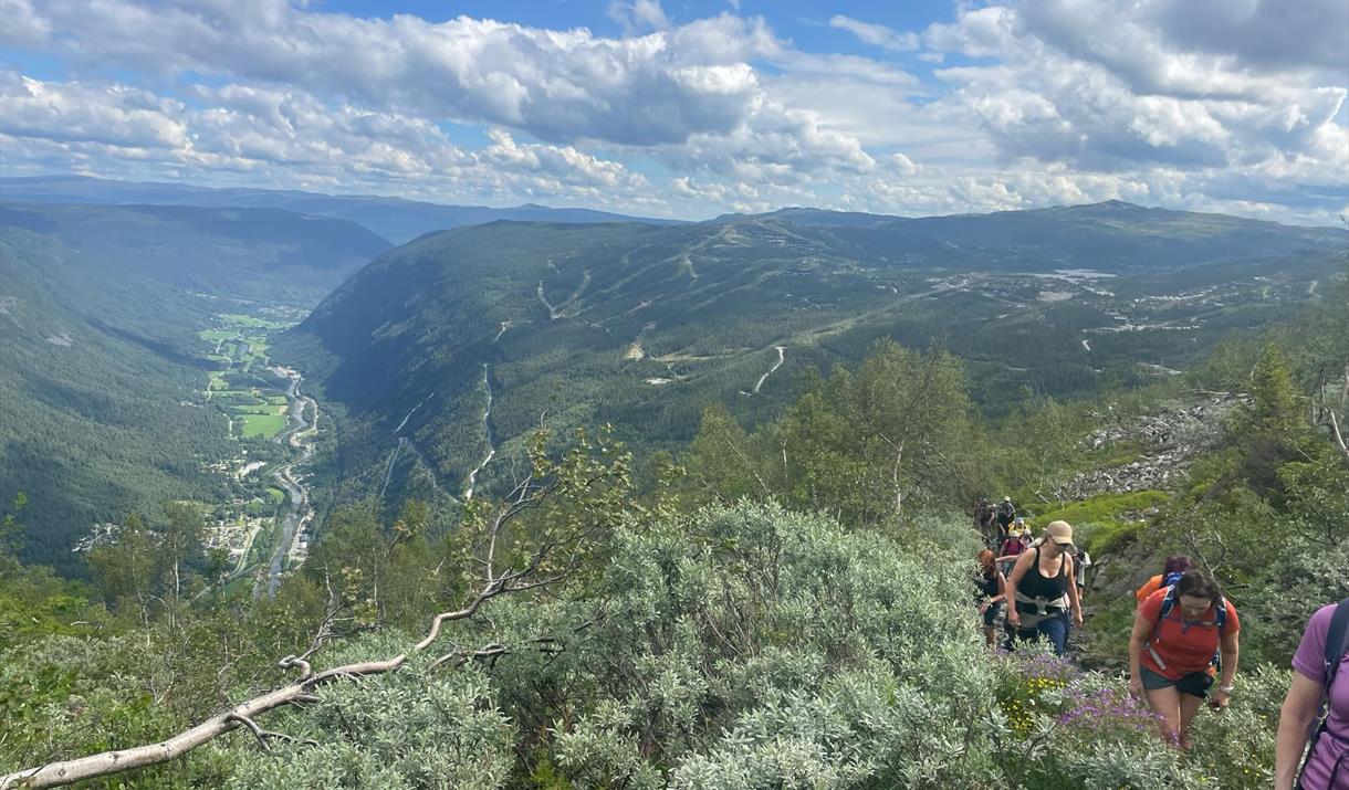 Bjørg Thorhallsdottir inviterer på fjelltur, bobler og rømmegrøt