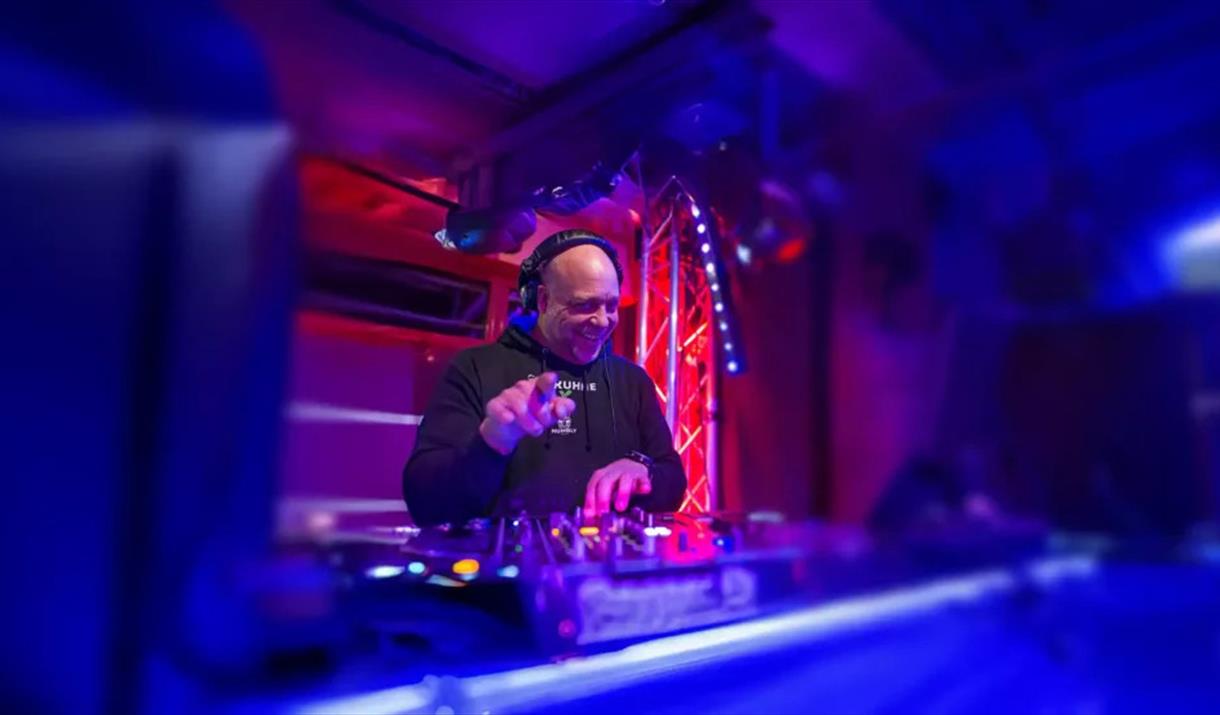 Live DJ og nattklubb med DJ Kuhne