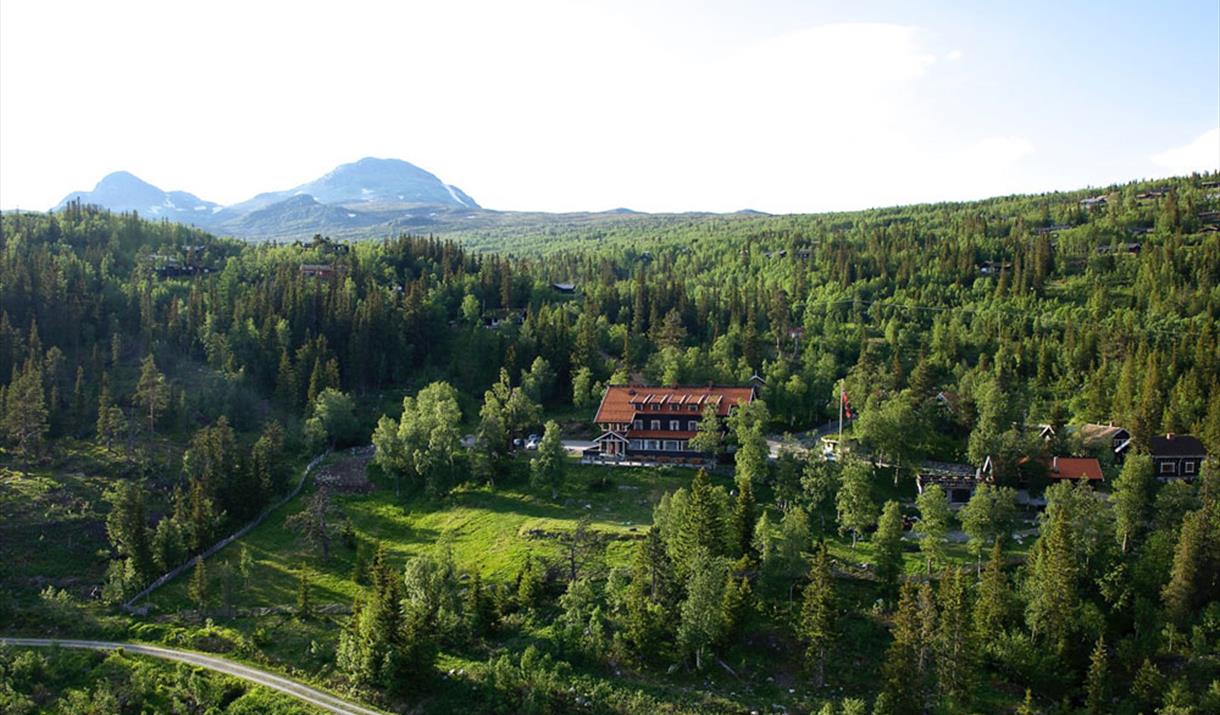 Tuddal Høyfjellshotel om sommeren med Gaustatoppen i bakgrunn