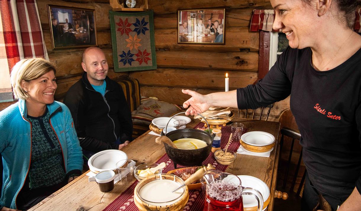 Servering av lokal mat på Selstali Seter