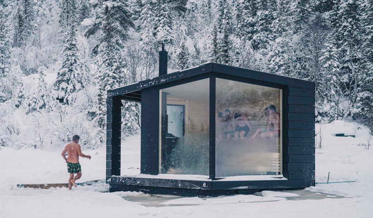 To flytende badstuer er sjøsatt på Gausta. De ligger vakkert til på Kvitåvatn med utsikt mot Gaustatoppen.