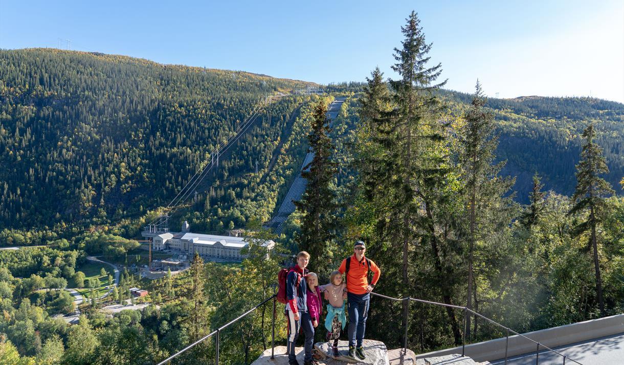 Guidet tur i sabotørstien med besøk i Tungtvannskjelleren