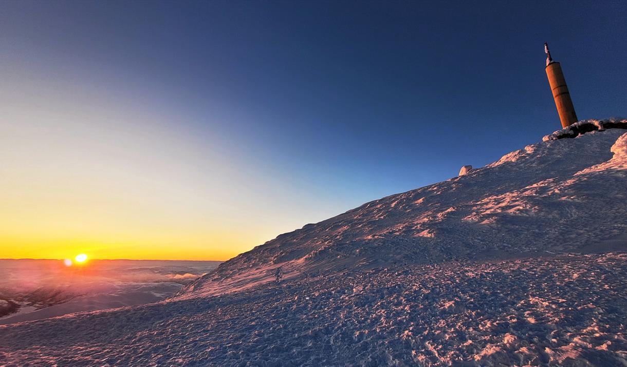 Soloppgang på Gaustatoppen: Trugetur for morgenfugler