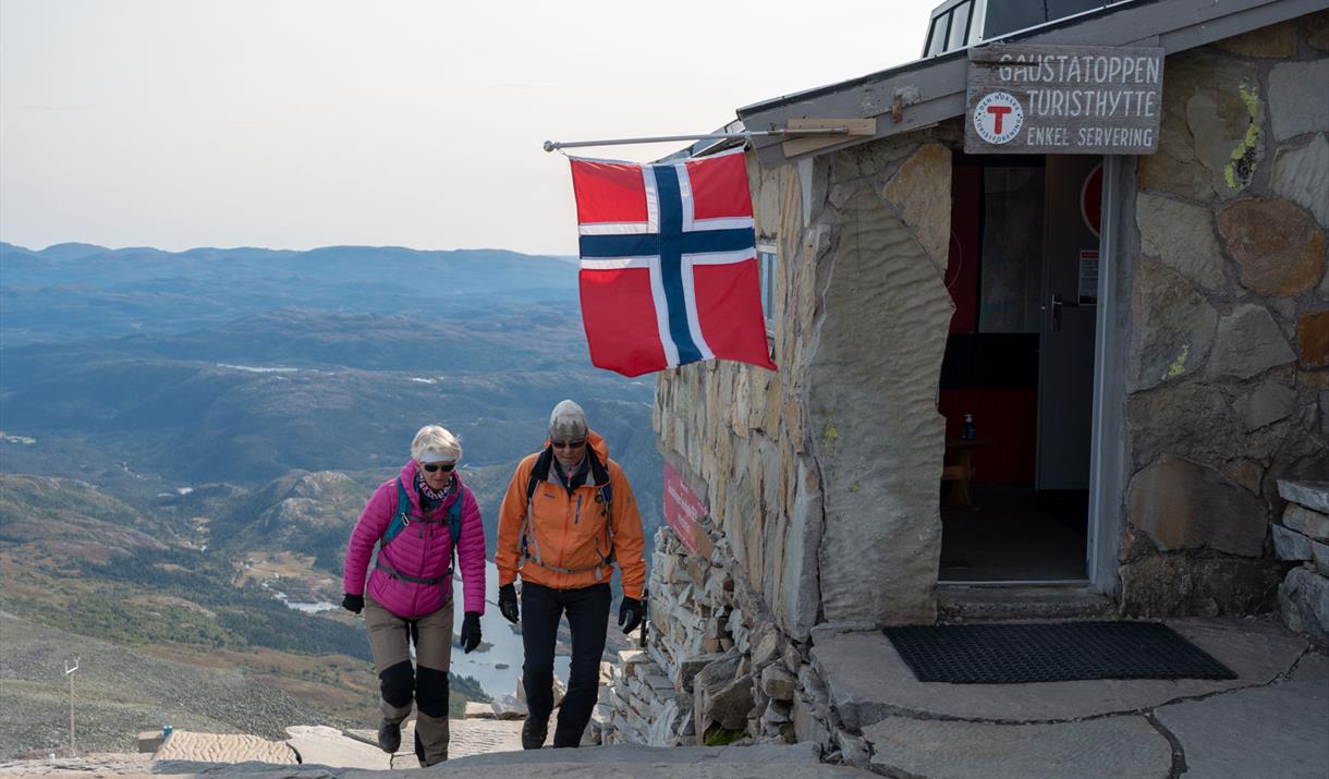 Gaustatoppen Turisthytte er målet for de fleste som går til Gaustatoppen
