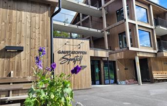 inngangen og fasaden til Gaustatoppen Sportell