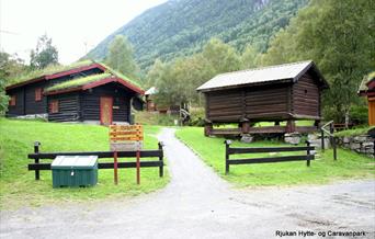 Campinghytter med utsikt mot Gaustatoppen