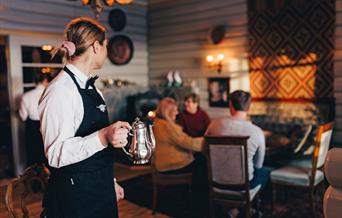 Servitør på restaurant på Tuddal Høyfjellshotell