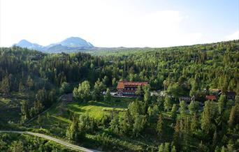 Tuddal Høyfjellshotel om sommeren med Gaustatoppen i bakgrunn