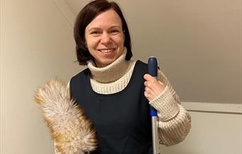 Kvinner i uniform leser: Renholdsleder Elzbieta Kowalska