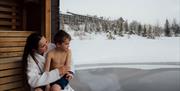 jente med gutt på flytende sauna på Gausta om vinteren
