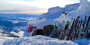 Gaustatoppen Turisthytte serverer en god varm kaffe og vaffel før skituren ned.