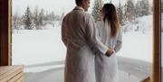 par på flytende sauna om vinteren