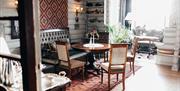 koselig innredet lounge hos Tuddal Høyfjellshotel