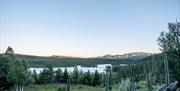 naturen rundt Tuddal Høyfjellshotel med innsjø og fjell