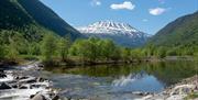 Gaustatoppen troner majestetisk over Rjukan.