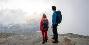 par på toppen av Gaustatoppen i tåkevær