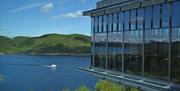 Utsikt fra Hardangervidda Nasjonalparksenter mot møsvatn med fjellvåken