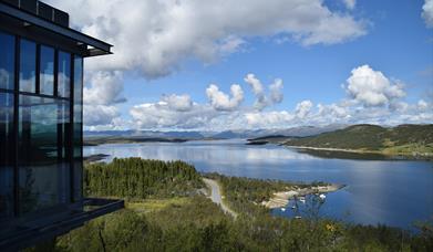 Utsikt fra terrassen på Hardangervidda Nasjonalparksenter til møsvatn