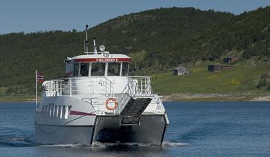 Fjellvåken er en båt som kjører på Møsvatn, mellom Skinnarbu og Mogen på Hardangervidda.
