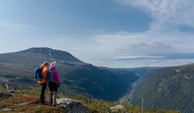 Fra Skipsfjell på Gausta har du flott utsikt utover Rjukan og mot Gaustatoppen.