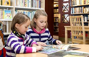 På Rjukan bibliotek finnes lektyre for voksne og barn.