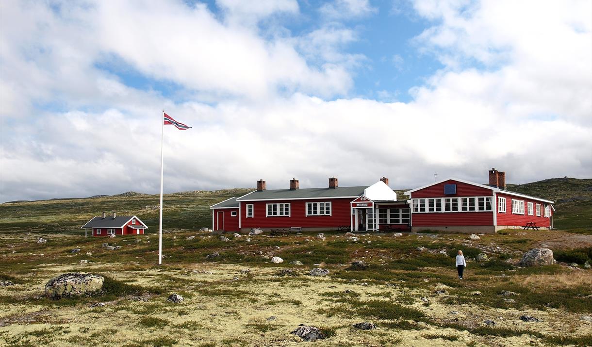 Mårbu Turisthytte finner du på Hardangervidda. Båt går fra Synken.
