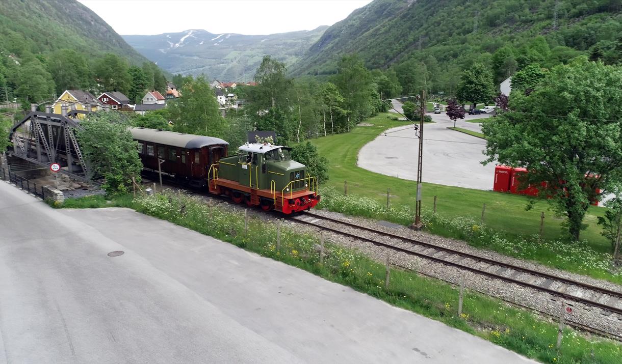 Rjukanbanen er museumsbane som går mellom Rjukan stasjon og Mæl stasjon om sommeren.
