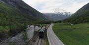 Flott utsikt til Gaustatoppen når Rjukanbanen kjører innover mot Rjukan