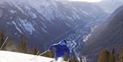 skikjører på Gausta skisenter med utsikt ned til Rjukan