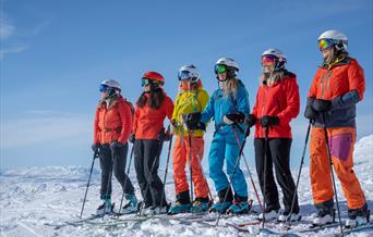 Jenter klare for å sette utfor Gaustatoppen på ski